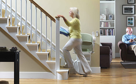 ¿Sabes el poco espacio que ocupará una silla salvaescaleras en tu escalera?