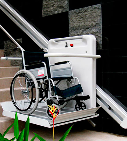 Coche accesible con rampa elevadora para silla de ruedas para personas con  discapacidad.